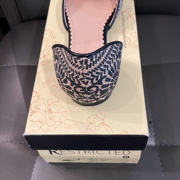 Flat - Picture 2 of 6